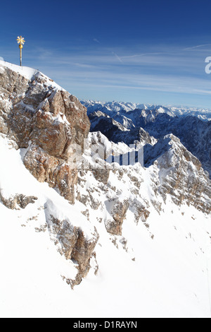 Melden Sie am Gipfel der Zugspitze und Alpen als Hintergrund Stockfoto