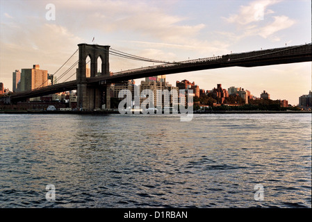 Die Brooklyn Bridge erhebt sich vor der Skyline von Brooklyn, gesehen von Lower Manhattan in New York, NY, USA. Stockfoto