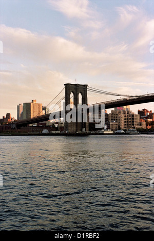 Die Brooklyn Bridge erhebt sich vor der Skyline von Brooklyn, gesehen von Lower Manhattan in New York, NY, USA. Stockfoto