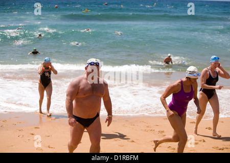 Schwimmer konkurrieren in der Avalon Strand Meer schwimmen hielt im Jahr auf Nordstrände von Sydney, Australien Stockfoto