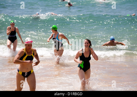 Weibliche Schwimmerinnen nehmen am Avalon Beach Ocean Swim Race Teil, Sydney, NSW, Australien 2009-jähriges Rennen Stockfoto