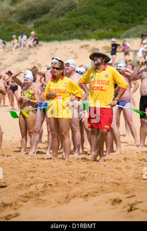 Schwimmer treten beim Avalon Beach Ocean Swim Race an, das jedes Jahr an sydneys nördlichen Stränden, Australien, stattfindet Stockfoto