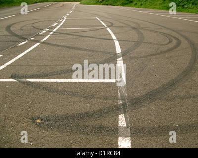 Juli 2008 - Skid Markierungen links in der Straße vorbei Gelangweilte Teenager-Fahrer beim Spiel Stockfoto