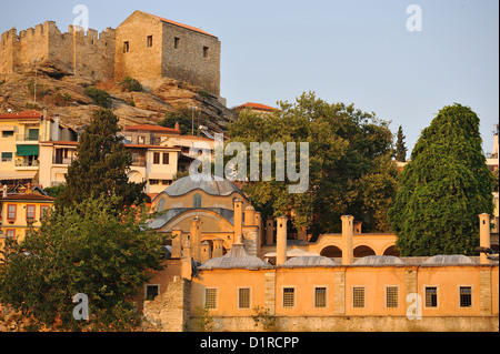 Die osmanische Zitadelle von Kavala mit dem wunderschönen Hotel "Imaret"; die alte Residenz von Ägypten "Grand Pascha im Vordergrund. Stockfoto