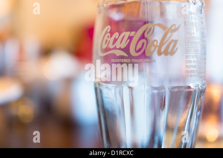 Eine Nahaufnahme von einer leeren Flasche Coca-Cola. Stockfoto