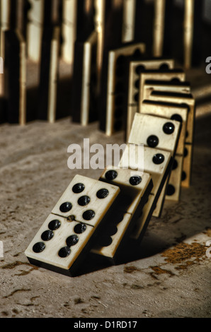 Reihen von aufgereiht altes Elfenbein und Ebenholz Bronze angehefteten stehende Domino blockiert Stücke auf weißem Tan Travertin-Marmor Stockfoto