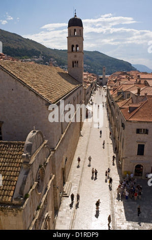 Elk192-3373v Kroatien, Dalmatien, Dubrovnik, Placa, Straßenszene mit Franziskanerkloster Glockenturm Stockfoto