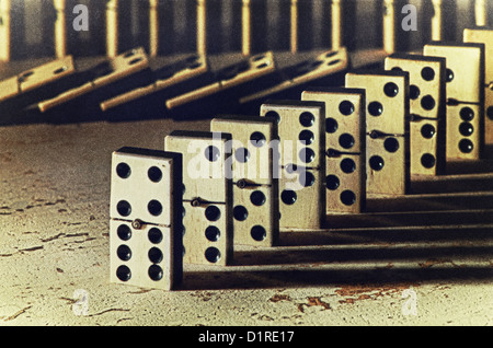 Reihen von aufgereiht altes Elfenbein und Ebenholz Bronze angehefteten stehende Domino blockiert Stücke auf weißem Tan Travertin-Marmor Stockfoto