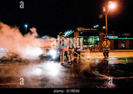 Toronto Polizei geschlossen Datenverkehr in beiden Richtungen auf Bathurst St. an Wilson Ave Dienstag nach zwei Autos zusammengestoßen und brach in f Stockfoto