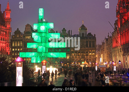 Die Weihnachtsbeleuchtung und elektronische Struktur in der Grand Place, in der Altstadt, Brüssel, Belgien Stockfoto