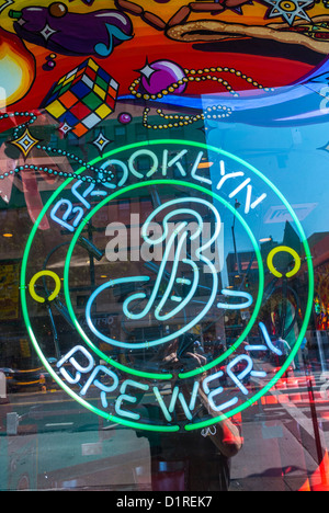 New York, NY, USA, American Diner Stil, Italienische Pizzeria Restaurant, 'Zwei Stiefel" im East Village, detail Leuchtreklame "Brooklyn Brauerei" lokales Bier, Commercial ad in-Fenster Stockfoto