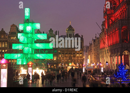 Die Weihnachtsbeleuchtung und elektronische Struktur in der Grand Place, in der Altstadt, Brüssel, Belgien Stockfoto