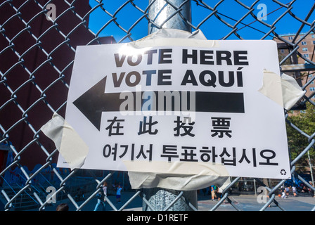 New York, NY, USA, Detail, Abstimmungsschild vor dem Eingang, Gebäude in East Village, spanische Schilder, mehrsprachig, US-Demokratie Stockfoto