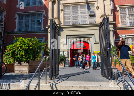 New York, NY, USA, Gruppe von Schülern, die den Eingang verlassen, Gymnasium in East Village, weiterführende Schule zu Fuß Stockfoto