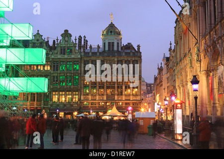 Die Weihnachtsbeleuchtung und elektronische Struktur in der Grand Place, in der Altstadt, Brüssel, Belgien Stockfoto