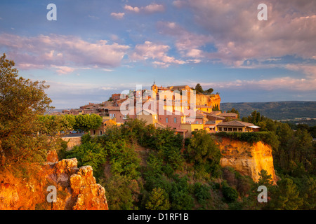 Sonnenaufgang über Hügel Stadt des Roussillon im Luberon, Provence Frankreich Stockfoto