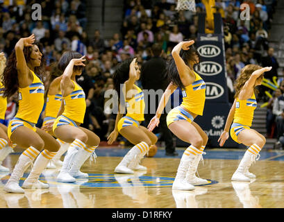 1. Januar 2013 - Denver, CO, USA - die Denver Nuggets Tänzer unterhalten das Publikum während der 1.. Hälfte im Pepsi Center Montag Nacht. Die Nuggets schlagen die Clippers 92-78. (Kredit-Bild: © Hector Acevedo/ZUMAPRESS.com) Stockfoto