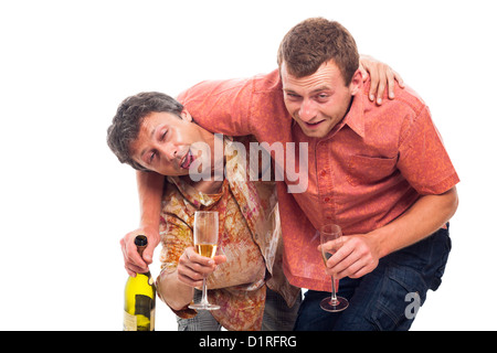 Zwei lustige betrunkene Männer mit Flasche und Glas Alkohol, isoliert auf weißem Hintergrund. Stockfoto