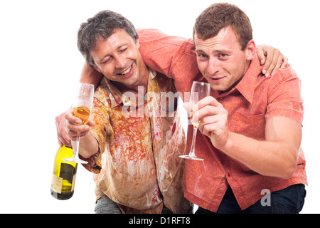 Zwei lustige betrunkene Männer mit Flasche und Glas Alkohol, isoliert auf weißem Hintergrund. Stockfoto