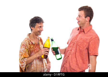 Zwei lustige betrunkene lachende Männer mit Flasche Alkohol, isoliert auf weißem Hintergrund. Stockfoto