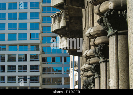 Kontrastreiche Architektur in Montevideo Uruguay (Palacio Salvo auf der rechten Seite) Stockfoto