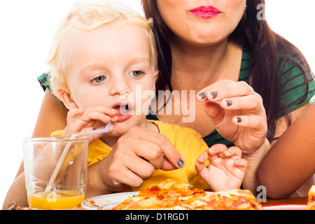 Nahaufnahme von Frau mit Kind Junge Saft zu trinken und gehen, Essen, Pizza, isoliert auf weißem Hintergrund. Stockfoto