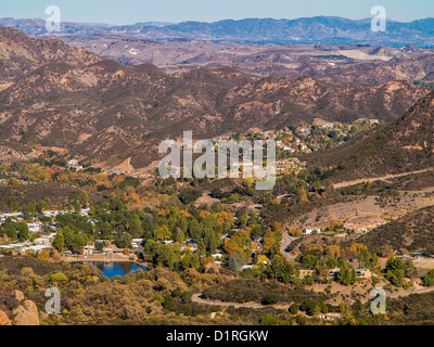 CALABASAS, Kalifornien, USA - Santa Monica Mountains National Recreation Area, gesehen vom Mulholland Highway, der in der Nähe von Kanaan Straße. Stockfoto