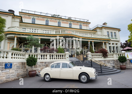 KATOOMBA, Australien - ein Oldtimer Jaguar außerhalb des Carrington Hotel in Katoomba in den Blue Mountains in New South Wales, Australien geparkt. Die Carrington ist ein großartiges altes Hotel im Jahre 1880 gegründet. Stockfoto