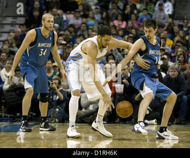 3. Januar 2013 - kämpft Denver, CO, USA - Denver Nuggets JAVALE MCGEE, Center, um die Kontrolle über eine lockere Kugel während des 2.. die Hälfte im Pepsi Center Donnerstagabend. Die Nuggets zu verlieren, die Timberwolves 101-97. (Kredit-Bild: © Hector Acevedo/ZUMAPRESS.com) Stockfoto