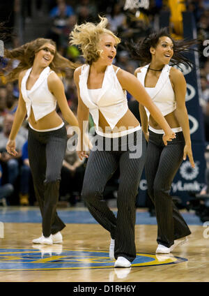 3. Januar 2013 - Denver, CO, USA - die Denver Nuggets Tänzer unterhalten das Publikum während der 1.. Hälfte im Pepsi Center Donnerstagabend. Die Nuggets zu verlieren, die Timberwolves 101-97. (Kredit-Bild: © Hector Acevedo/ZUMAPRESS.com) Stockfoto