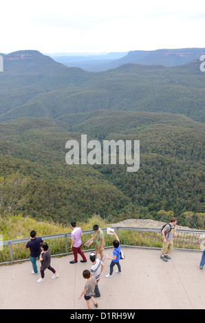 KATOOMBA, Australien - Touristen am Echo Point Lookout in den Blue Mountains in Katoomba, New South Wales, Australien. Stockfoto