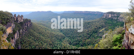 KATOOMBA, Australien - ein Panorama der Blauen Berge vom Echo Point in Katoomba, New South Wales, Australien gesehen. Auf der linken Seite ist die berühmte Felsformation wie die Drei Schwestern bekannt. Stockfoto