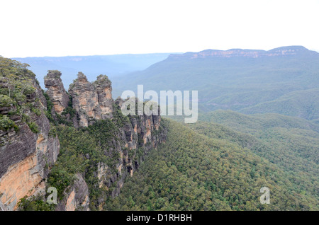 KATOOMBA, Australien - ein Wide-angle Shot der Drei Schwestern in den blauen Bergen von Echo Point in Katoomba, New South Wales, Australien gesehen. Stockfoto