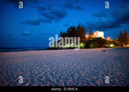 Blick auf Pat Fagan Park auf der Landzunge bei Coolangatta in der Abenddämmerung. Manchmal als "Twin Towns" gepaart, straddle Coolangatta und Tweed Heads, am südlichen Ende der Gold Coast, Queensland, New South Wales Grenze. Stockfoto