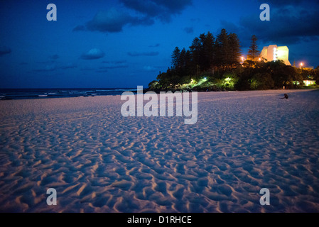 COOLANGATTA, Australien – Blick auf den Pat Fagan Park über den Sand auf der Landzunge bei Coolangatta in der Abenddämmerung. Coolangatta und Tweed Heads am südlichen Ende der Gold Coast erstrecken sich über die Grenze zwischen Queensland und New South Wales. Stockfoto