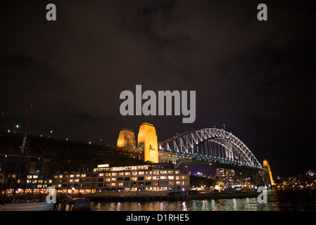 Die Sydney Harbour Bridge bei Nacht, wie vom Circular Quay zu sehen. Exemplar in den Himmel. Stockfoto