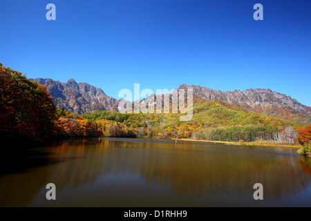 Mt. Togakushi und Teich im Herbst, Nagano, Japan Stockfoto