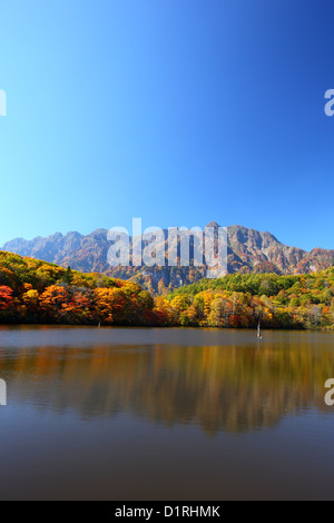 Mt. Togakushi und Teich im Herbst, Nagano, Japan Stockfoto