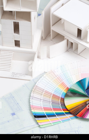 Architekturmodell mit Farbfeld auf Blaupause Stockfoto