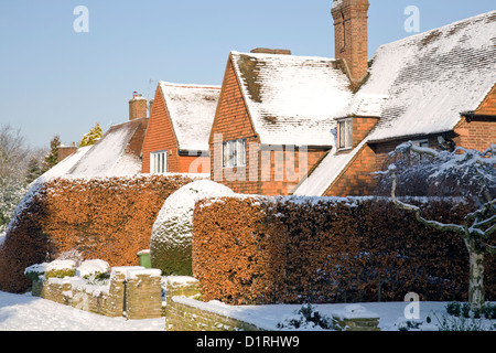 Schnee auf einer Reihe von großen freistehenden Häusern in Esher, Surrey, england Stockfoto