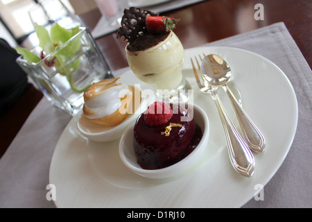 Ein Trio von köstlichen Mini Desserts im Peace Hotel in Shanghai, China Stockfoto