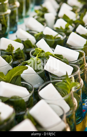 Marokko, Marrakesch, Gläser mit Zucker und frischer Minze für Pfefferminztee. Stockfoto