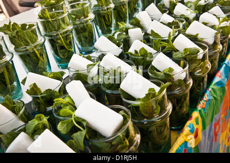 Marokko, Marrakesch, Gläser mit Zucker und frischer Minze für Pfefferminztee. Stockfoto