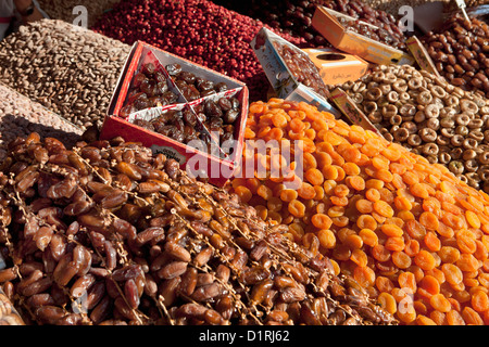 Marokko, Marrakesch, Markt. Datteln, Aprikosen, Nüssen und Feigen zu verkaufen. Stockfoto