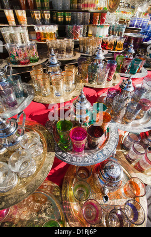 Marokko, Marrakesch, Markt. Teekannen zu verkaufen. Stockfoto