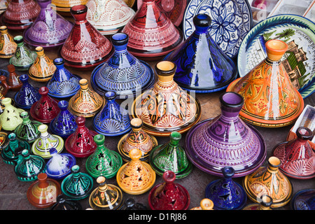 Marokko, Marrakesch, Markt. Tajine Keramik zum Verkauf. Stockfoto