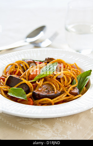 Spaghetti mit Auberginen, Tomaten und Basilikum Stockfoto