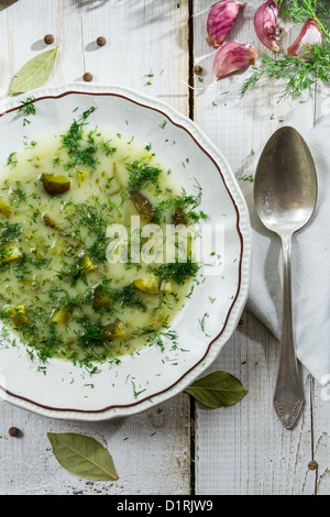 Close-up auf einen Teller mit Gurken Suppe Stockfoto