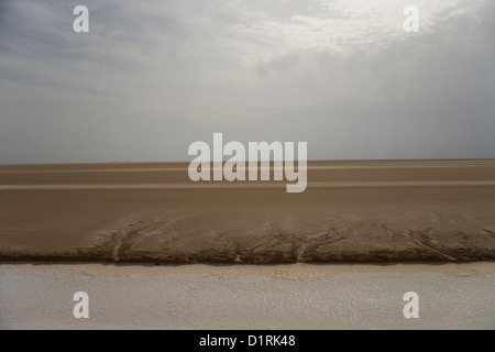 Blick vom Damm und Straße über den Salzsee Chott El Jerid von Tozeur, Tebili in der Wüste Sahara in Tunesien Stockfoto