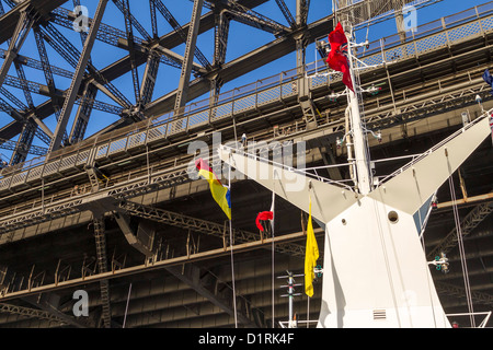 Schiffe kennzeichnen Mast, PandO Pacific Pearl nähert sich, um unter der Sydney Harbour Bridge, Australien gehen Stockfoto